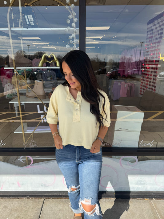 EXPOSED SEAM SHORT SLEEVE BOXY HENLEY KNIT TOP